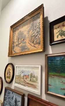 Differfent vintage picture frames on a wall